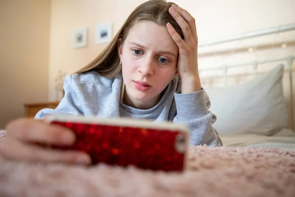 Беспокойная Девочка Подросток Лежит Кровати Над Мобильным Телефоном Издеваются Интернете — стоковое фото