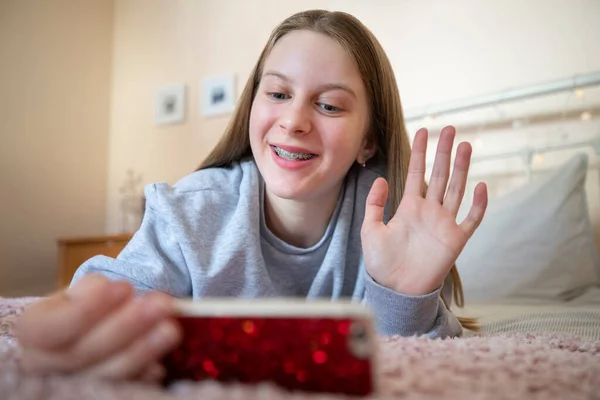 Adolescente Souriante Dans Chambre Coucher Parlant Avec Des Amis Sur — Photo