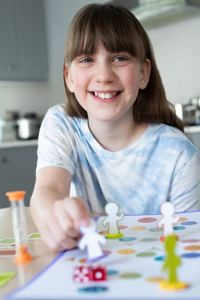 Smiling Girl Joc Generic Board Game Acasă — Fotografie, imagine de stoc