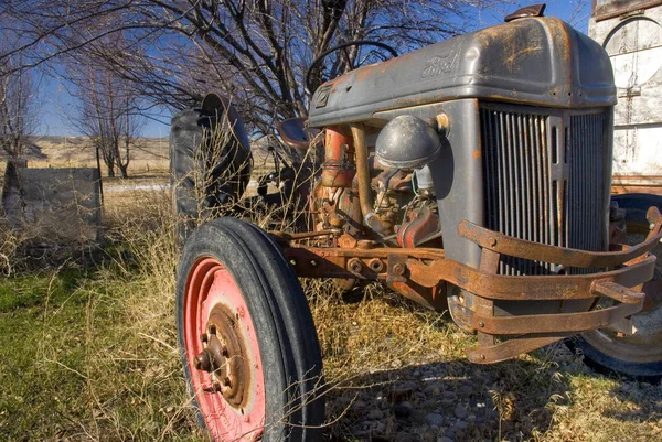 Alter kaputter Ford Traktor — Stockfoto