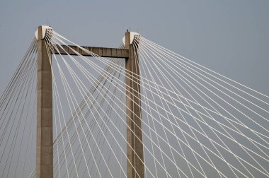 Köprü süspansiyon kulelerinin tepesinden askıya alma kabloları