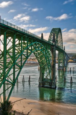 Köprü boyunca uzun bir yol var. Bir taraftan diğerine bakıyor. 