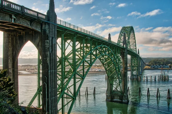 Köprü boyunca uzun bir yol var. Bir taraftan diğerine bakıyor. 