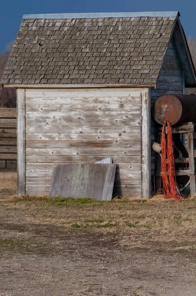 Small whitewashed shed with an aged wood shingle roof — Stock Photo, Image