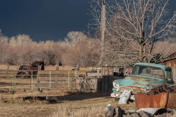 Antike warme Front beleuchtet rostigen hellblauen Pickup sitzt in der Nähe eines — Stockfoto
