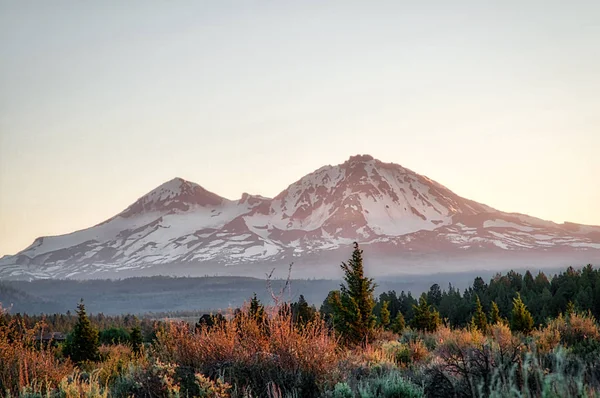 Montanhas fora de Sisters, Oregon sob a clara tarde aftern — Fotografia de Stock