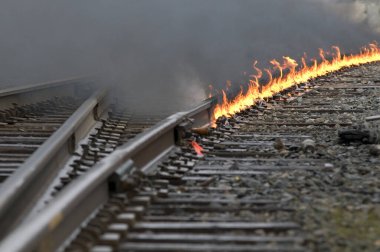 Kontrollü olarak bir eğri etrafında dönen tren rayları kesişmesi 