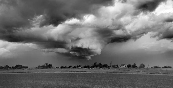 Monocromo de ominoso y amenazante buscando nube embudo en un sto —  Fotos de Stock