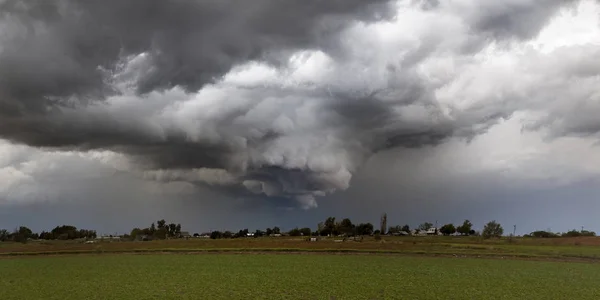 Ominosa e minacciosa nube di imbuto in una giornata tempestosa su t — Foto Stock