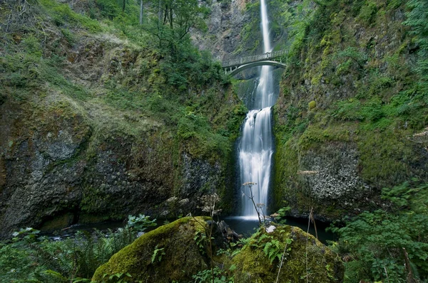 Ampla vista das Cataratas Multnomah Perto do Desfiladeiro do Rio Columbia — Fotografia de Stock