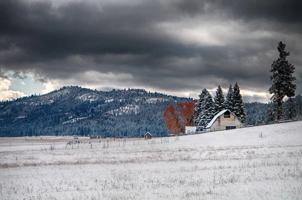 Vista ampla de um celeiro branco de inverno envelhecido — Fotografia de Stock