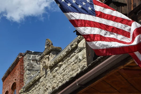 Bandera americana plegada frente a un edificio —  Fotos de Stock