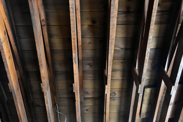 Poutres de chevrons en bois naturel dans le plafond — Photo