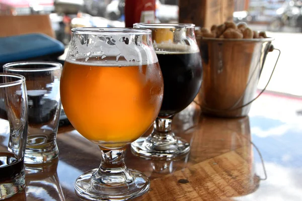 Vaso de cerveza en una mesa de restaurante — Foto de Stock