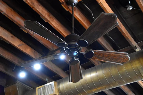 Ventilateur de plafond toujours brun — Photo