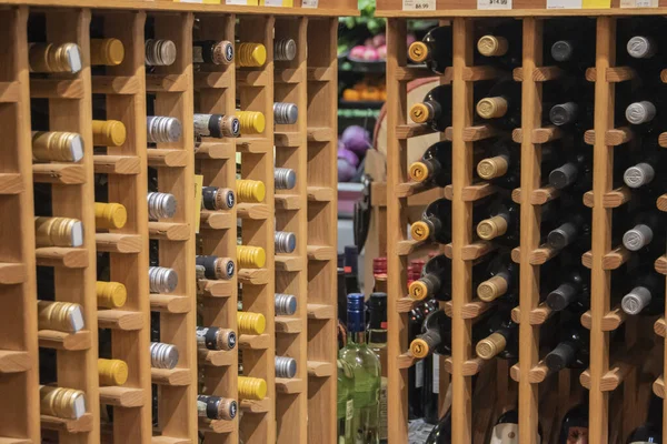 Múltiples Botellas Vino Guardadas Una Exhibición Madera Una Tienda Comestibles — Foto de Stock