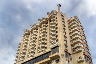 Yüksek katlı otel balkon tarafından yukarı bakıyor.