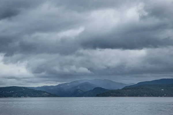 Colline Nebbiose Oltre Lago Sotto Cielo Nuvoloso — Foto Stock