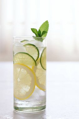 Soda, kireç, mermer bir zemin üzerine limon ile taze kokteyl