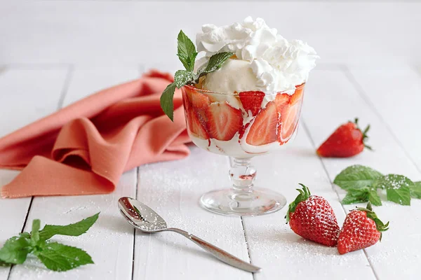 Gelato Alla Vaniglia Con Fragole Fresche Fondo Legno — Foto Stock