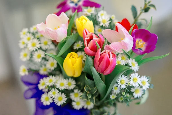 Frühlingsblumen Buntem Strauß Bund Frisch Gepflückter Rosa Und Gelber Tulpen — Stockfoto