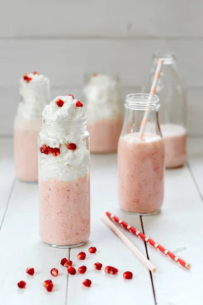 Milchshake Glas Mit Erdbeere Auf Weißem Holzhintergrund — Stockfoto