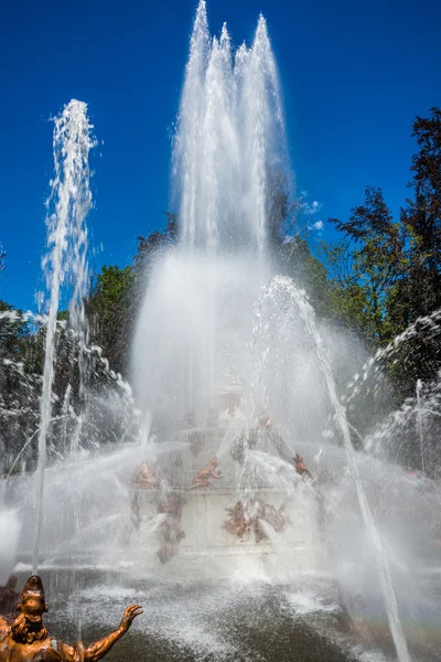 Fuente que opera en los jardines palaciegos de La Granja de san Ildefonso, Segovia, Castilla y León, España — Foto de Stock