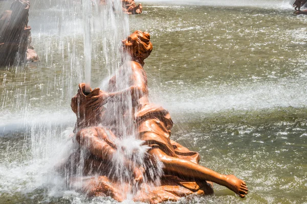 サンタ ・ クルス、セゴビア、カスティーリャ ・ イ ・ レオン、スペイン ラ グランハ ・ デ ・ サンの宮殿庭園で動作の泉 — ストック写真