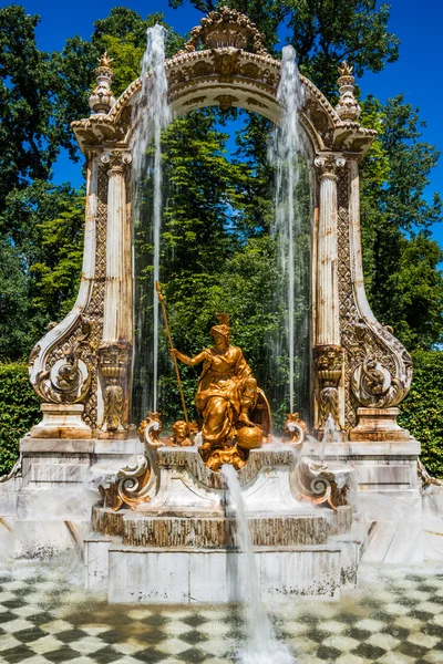 Fontaine opérant dans les jardins du palais de La Granja de san Ildefonso, Ségovie, Castille et Léon, Espagne — Photo