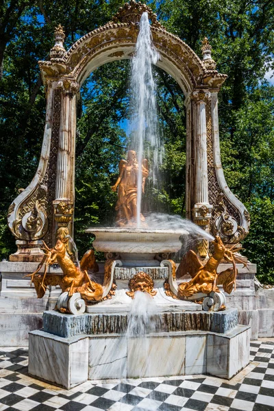 Fontaine opérant dans les jardins du palais de La Granja de san Ildefonso, Ségovie, Castille et Léon, Espagne — Photo