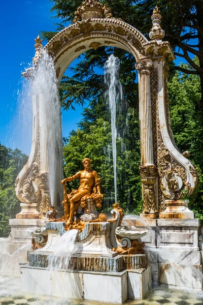 Fontaine opérant dans les jardins du palais de La Granja de san Ildefonso, Ségovie, Castille et Léon, Espagne — Photo