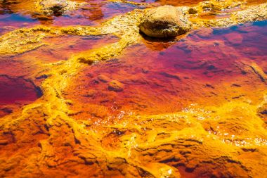 Rio Tinto's su ön planda, Endülüs, İspanya.