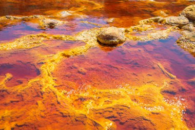 Rio Tinto's su ön planda, Endülüs, İspanya.