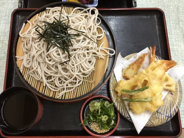 Zaru Soba denilen karides tempura ile Japon Soğuk Soba erişte 