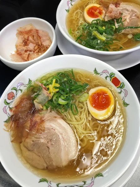 Японская лапша Tonkotsu ramen в супе из свиного бульона с мягким вареным яйцом — стоковое фото