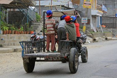 Genç çocuk Nepal olarak kullanılan döner çapanın üzerinde oturuyor.