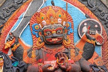 Katmandu Katmandu'daki Katmandu Durbar Meydanı'nda Kal Bhairav heykelinin kapatılması