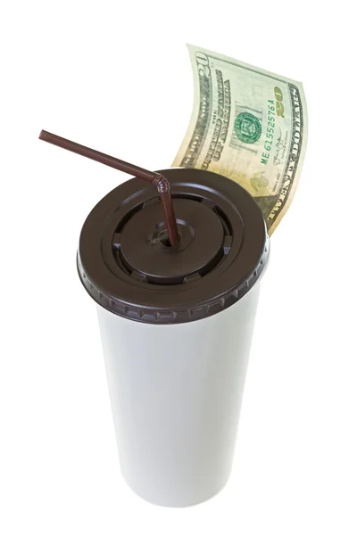 Банкнота в 20 долларов США оставляет на кофе бумажную чашку. — стоковое фото