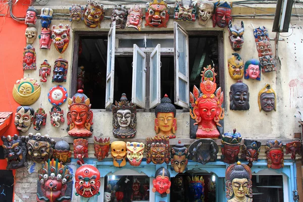 Diferentes tipos de máscara de madera colgando en la pared externa en Katmandú —  Fotos de Stock