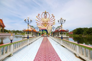 Wat Plai Laem tapınağında çok sayıda kollu dev Guanyin heykeli