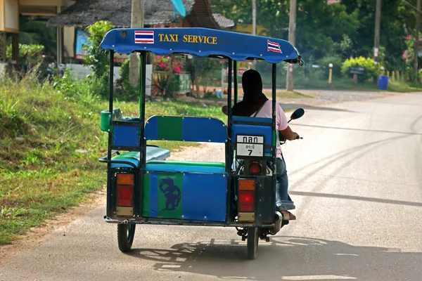 Woman driving shuttle tricycle motorcycle taxi on street in Koh Lanta, Thailand — Stock Photo, Image
