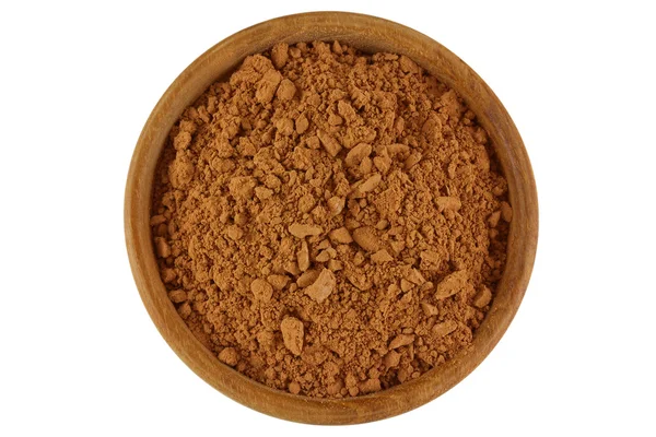 Какао порошок коричневого цвета в деревянной чаше, изолированной на белом — стоковое фото