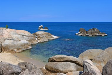 Koh Samui mavi deniz suyu ve gökyüzüne karşı kayalık deniz kıyısında Kayalar