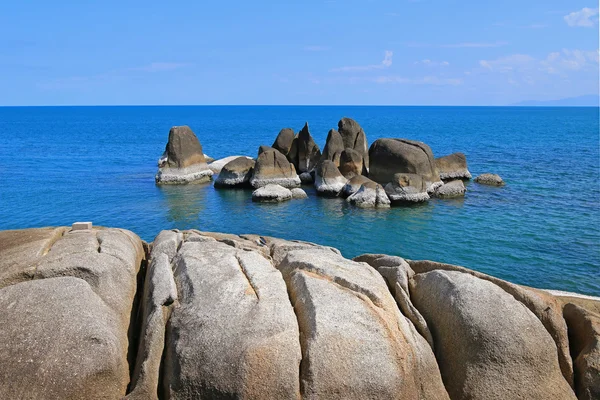 Rocks at rocky seashore against blue sea water and sky at Koh Samui — Stock Photo, Image