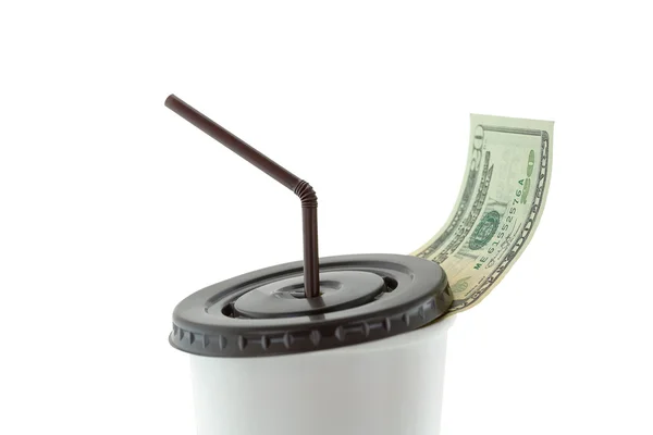 Крупный план банкноты в долларах США, оставившей после себя чашку белого кофе — стоковое фото