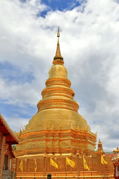 Thai Golden pagode em Wat Phrathat Hariphunchai Woramahavihan templo, Tailândia — Fotografia de Stock