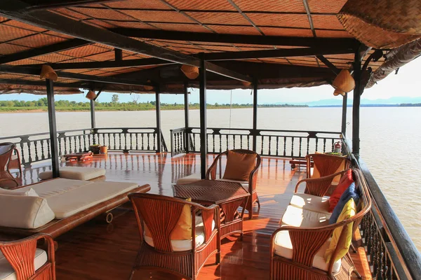 Muebles de segunda cubierta de Vat Phou Cruise, un hotel flotante, Laos — Foto de Stock