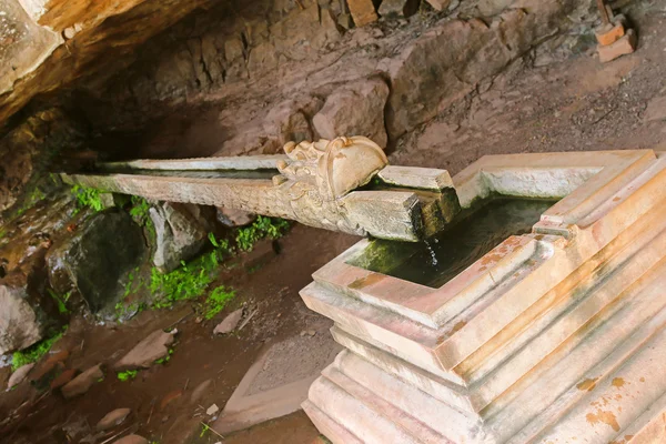 Enfoque selectivo del agua bendita que sale del chorro de agua en Vat Phou, Laos —  Fotos de Stock