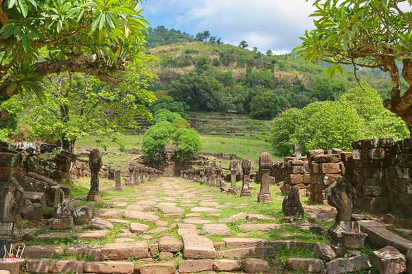 Pasarela de piedra y escalera que conducen al nivel superior de la lluvia Vat Phou — Foto de Stock