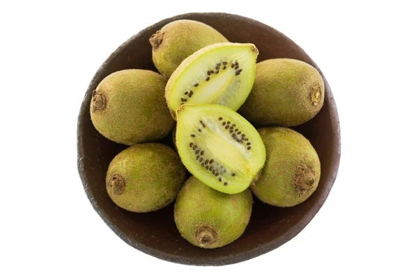 Lera skål med gyllene gul mini kiwi bär frukt isolerad på vit — Stockfoto